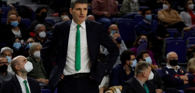 Velimir Perasovic, nuevo entrenador del Baskonia, en el banquillo