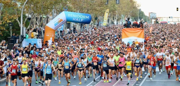 Corredores en la salida de la Benidorm Half, carrera de atletismo de 21 kilómetros