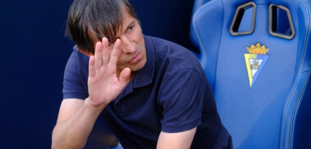 Albert Celades en el banquillo del Cádiz durante partido de Liga Hypermotion