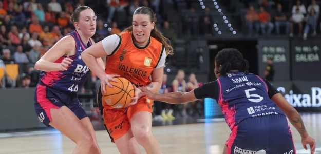Marta Suárez ataca ante defensa del Baxi Ferrol en el Roig Arena