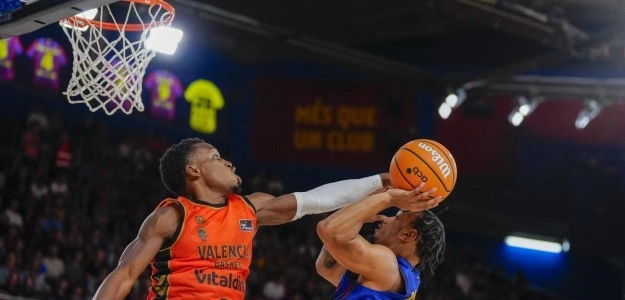Jugadores Valencia Basket en ataque contra Barcelona Palau Blaugrana