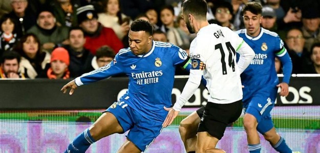 Javier Aguirre en el banquillo del Valencia CF durante un partido de LaLiga