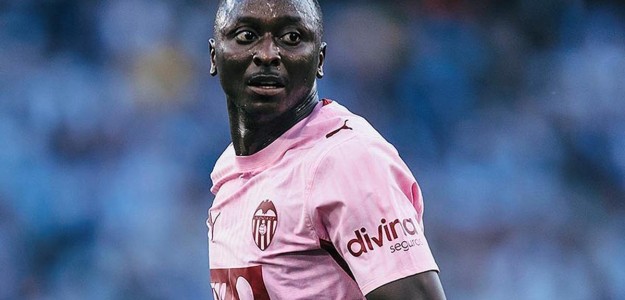 Umar Sadiq durante entrenamiento en la Ciudad Deportiva del Valencia CF