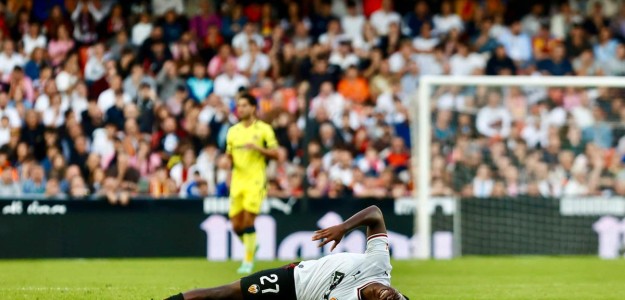 David Otorbi durante partido Valencia CF Villarreal CF defensa