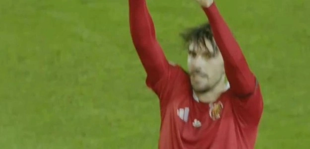 Eugeni Valderrama marca rosca desde el centro del campo con el Nàstic