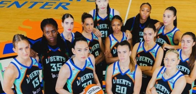 Raquel Carrera celebra avance semifinales WNBA Liberty Minnesota