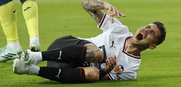Renato Veiga y Dani Raba en el lance polémico del penalti