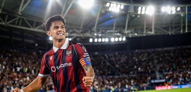 Roger Brugué celebra gol con el Levante UD en partido de liga