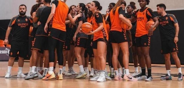 Elena Buenavida y Kendra Chery en acción con Valencia Basket