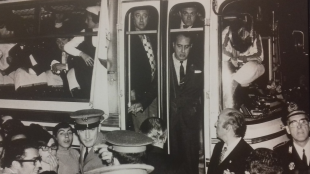 Peris junto a Di Stefáfano y delante Julio de Miguel