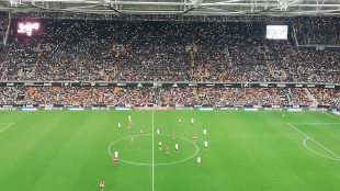Mestalla con luces de móviles