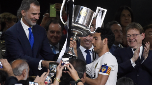 Dani Parejo recogiendo la Copa