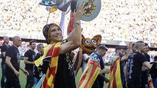 Soler con la Copa en Mestalla
