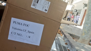 Cajas de Puma en las puertas de las oficinas del club