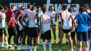 Marcelino con su plantilla