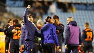 El Valencia celebrando la victoria en Vigo