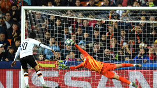 Kepa le paraun penalti a Parejo
