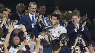 Dani Parejo recogiendo la Copa