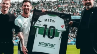 Leo Messi recibe homenaje del Elche CF con la camiseta franjiverde