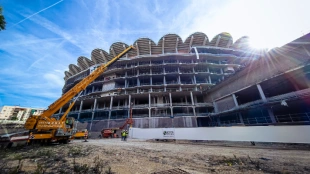 Inician la instalación de los pilares para la cubierta del Nou Mestalla