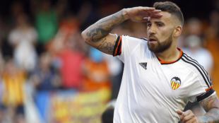 Barcelona evalúa fichar a Nicolás Otamendi para reforzar su defensa