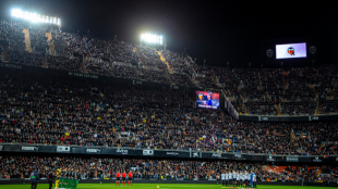Emotivo minuto de silencio en Mestalla por tragedia en naufragio