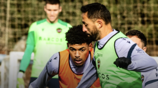 Jugadores del Levante UD entrenando en la ciudad deportiva de Buñol con varias ausencias