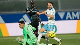 Castellón domina ante un Zaragoza sin respuesta y polémica arbitral