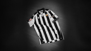 El CD Castellón restituye la camiseta perdida del Paiporta con firmas y emotiva carta
