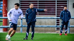 Luís Castro lidera al Levante hacia la salvación con una victoria en el Sánchez Pizjuán