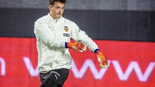 Valencia CF fortalece su defensa y resurge en La Liga