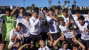 Valencia se prepara para su desafío ante el Celta con plantilla al completo