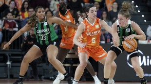 Jugadoras del Valencia Basket celebran la victoria ante el Joventut Badalona