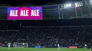 Jugadores del Valencia CF y Levante UD durante un derbi valenciano