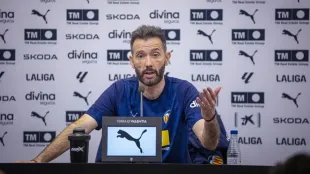 Carlos Corberán durante rueda de prensa previa al derbi valenciano