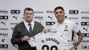 El nuevo lateral del Valencia CF, Renzo Saravia, durante su presentación oficial.