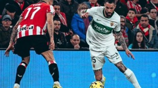El portero del Elche, Edgar Badía, lamenta un gol del Athletic Club durante el partido en San Mamés.