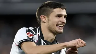 Renzo Saravia durante un partido con el Atlético Mineiro en Brasil