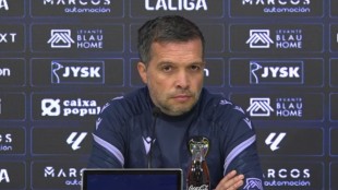 Luís Castro sonríe durante la rueda de prensa previa al derbi valenciano