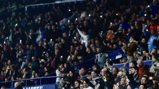 Aficionados del Levante UD llenando las gradas del Ciutat de València