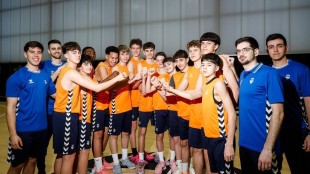 Jugadores Valencia Basket entrenan antes debut Minicopa Endesa 2026 La Fonteta