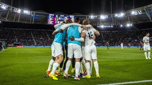 Carlos Corberán celebra la victoria del Valencia CF en el derbi ante el Levante UD