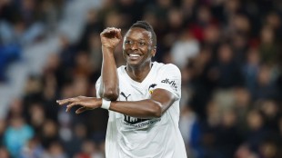 Umar Sadiq y Unai Núñez durante un entrenamiento del Valencia CF en la Ciudad Deportiva