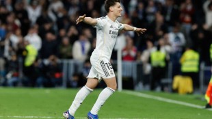 Eder Sarabia durante un partido del Elche CF en el banquillo