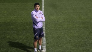 Luís Castro dirigiendo un entrenamiento del Levante UD previo al partido contra el Rayo