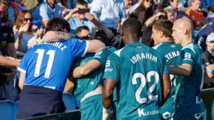 Jugadores del Deportivo Alavés celebrando la remontada histórica en Mendizorroza