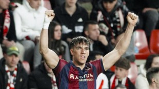 Carlos Espí celebra un gol con la camiseta del Levante UD