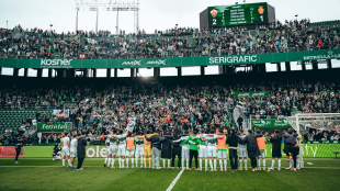 Jugadores del Elche celebran la victoria ante el Mallorca en el Martínez Valero