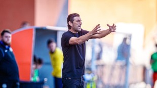 Miguel Ángel Angulo durante un entrenamiento del Valencia Mestalla en Paterna
