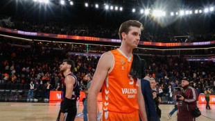 Nate Reuvers durante un partido con Valencia Basket en Fonteta